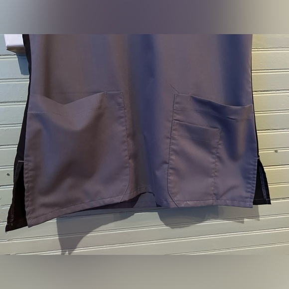 🩺 Grey's Anatomy by Barco ACTIVE Women's Purple/Black/Gray Scrub Top Sz SM - Picture 2 of 9